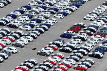 Nemecká automobilka Volkswagen zaznamenala v druhom štvrťroku prudký pokles čistého aj prevádzkového zisku. FOTO: Reuters