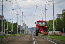 Na snímke traktor s kosačkou počas kosenia trávnika električkovej trate v bratislavskej mestskej časti Ružinov. FOTO: TASR/Pavol Zachar
