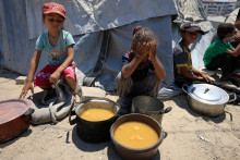 Palestínčania budú môcť dostať humanitárnu pomoc. FOTO: REUTERS