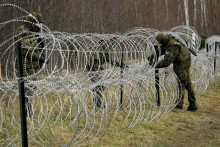 Záložníci estónskej armády stavajú dočasný ostnatý drôtený plot na hranici s Ruskom. Snímka je z novembra 2021. FOTO: Reuters