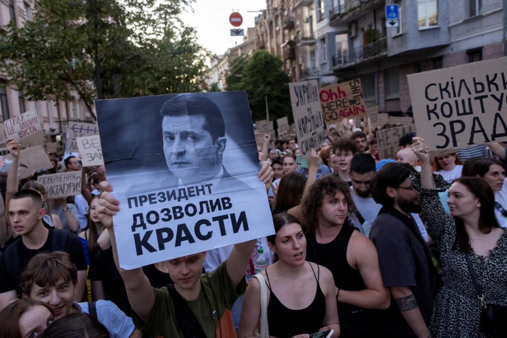 Ukrajinci protestujú neďaleko prezidentskej kancelárie v Kyjeve proti zákonu, ktorý obmedzuje nezávislosť protikorupčných inštitúcií. FOTO: Reuters