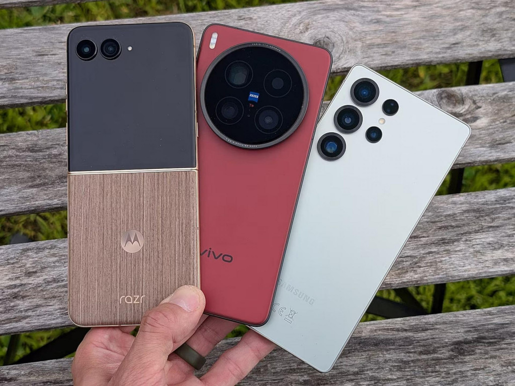 Zľava Motorola Razr 60 Ultra, Vivo X200 Ultra a Samsung Galaxy S25 Ultra.