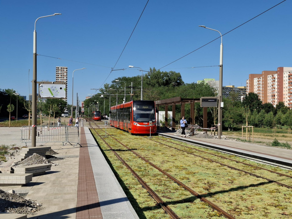 V nedeľu ide mesto spustiť nov&uacute; električkov&uacute; trať do Petržalky. FOTO: HN/Tom&aacute;&scaron; Garai