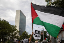 Ľudia sa zhromaždili pred sídlom OSN počas protestu s názvom „Zastavte hladovanie Gazy teraz“ v New Yorku. FOTO: Reuters