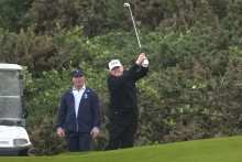 Americký prezident Donald Trump odpaľuje loptičku v golfovom stredisku, ktoré patrí jeho realitnej spoločnosti v škótskom Turnberry. FOTO: TASR/AP