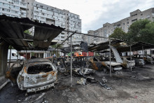 Miesto &uacute;toku rusk&eacute;ho dronu v Dnipre. FOTO: Reuters