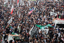Ľudia pochodujú počas protestu vyzývajúceho na rezignáciu malajzijského premiéra Anwara Ibrahima. FOTO: Reuters