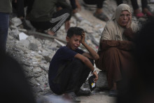 Chlapec plače počas pohrebu osôb v Gaze, ktoré zastrelili, keď čakal na dodávky humanitárnej pomoci pri priechode Zikim na severe Pásma Gazy. FOTO: TASR/AP