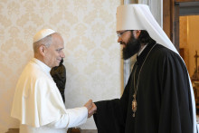 Pápež Lev XIV. a predseda oddelenia pre vonkajšie cirkevné vzťahy moskovského patriarchátu, volokolamský metropolita Anton Sevriuk. FOTO: TASR/AP