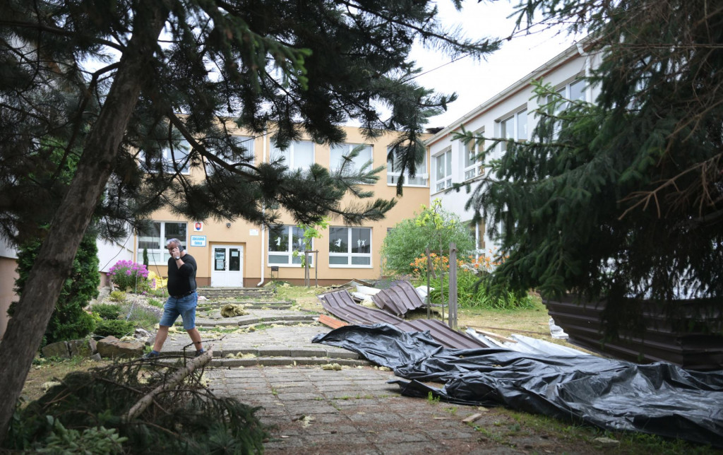 Plechy, dosky, zateplenie zo strhnutej strechy základnej školy po silnom vetre a daždi v obci Ďurkov v okrese Košice. FOTO: TASR/František Iván