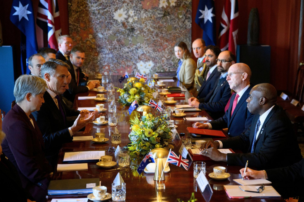 Austrálsky vicepremiér Richard Marles a ministerka zahraničných vecí Penny Wongová sa stretli s britským ministrom obrany Johnom Healeym a ministrom zahraničných vecí Davidom Lammym. FOTO: Reuters/APP