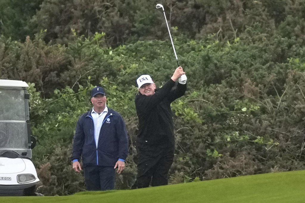 Americký prezident Donald Trump odpaľuje loptičku v golfovom stredisku, ktoré patrí jeho realitnej spoločnosti v škótskom Turnberry. FOTO: TASR/AP