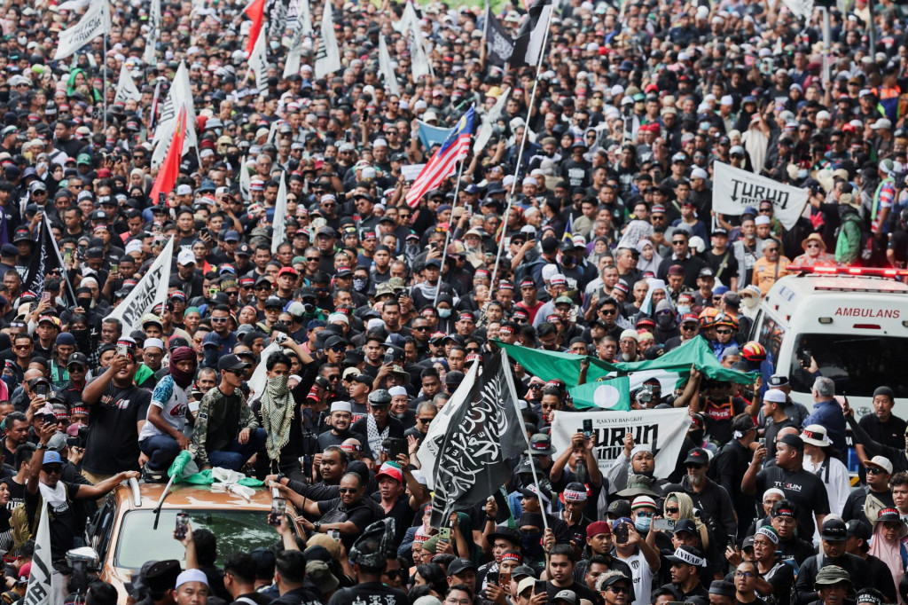 Ľudia pochodujú počas protestu vyzývajúceho na rezignáciu malajzijského premiéra Anwara Ibrahima. FOTO: Reuters