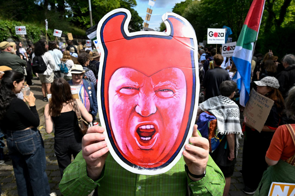 Protest proti Trumpovej návšteve v Škótsku. FOTO: Reuters
