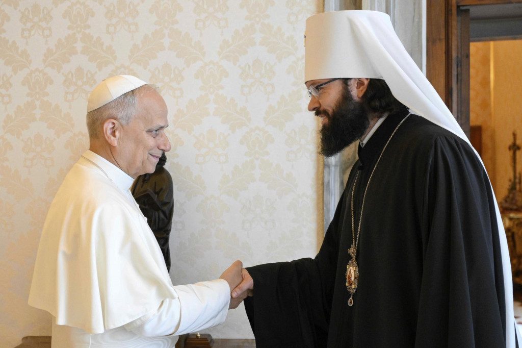 Pápež Lev XIV. a predseda oddelenia pre vonkajšie cirkevné vzťahy moskovského patriarchátu, volokolamský metropolita Anton Sevriuk. FOTO: TASR/AP