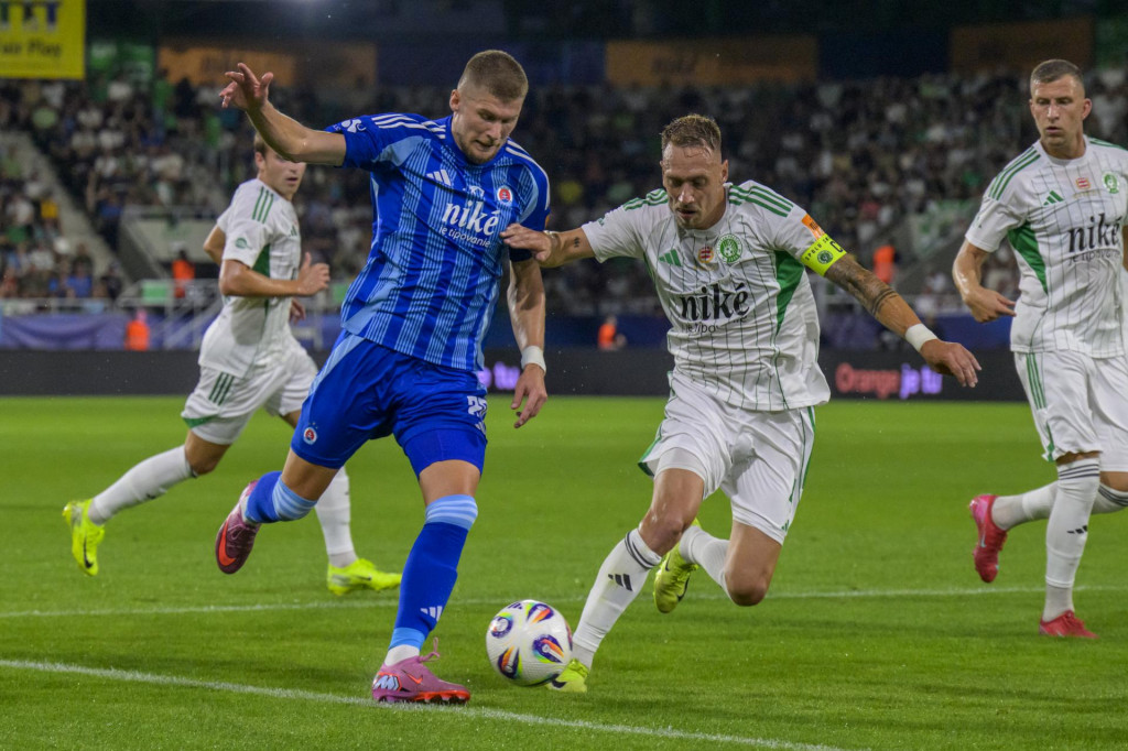 Alen Mustafič (Slovan) a Patrik Šimko (Prešov) počas zápasu 1. kola futbalovej Niké ligy FC Tatran Prešov - ŠK Slovan Bratislava. FOTO: TASR/Veronika Mihaliková
