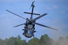 Na snímke vrtuľník Black Hawk UH-60M počas dynamickej ukážky Ozbrojených síl SR. FOTO: TASR/Martin Medňanský