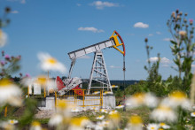 Barel americkej ľahkej ropy West Texas Intermediate (WTI) s dodávkou v auguste uzavrel v piatok obchodovanie pri cene 65,16 dolára. FOTO: REUTERS