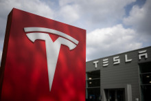 Tesla znižovala ceny vozidiel, aby podporila dopyt.