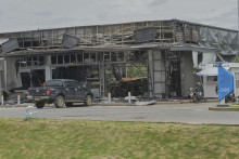 Zničený obchod so zmiešaným tovarom na benzínke po kambodžskom delostreleckom ostreľovaní v thajskej provincii Sisaket 25. júla 2025. FOTO: TASR/AP