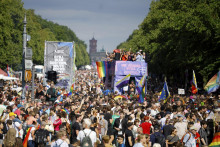 Účastníci počas 47. ročníka pochodu Pride v nemeckej metropole Berlín v sobotu 26. júla 2025. FOTO: TASR/AP