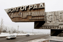 Autá prechádzajú okolo značky s nápisom „Volgograd, Stalingrad“ na okraji Volgogradu v Rusku. FOTO: REUTERS