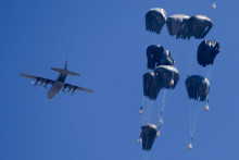 Izraelská armáda v sobotu potvrdila, že začne do Pásma Gazy zhadzovať medzinárodnú humanitárnu pomoc. FOTO: REUTERS