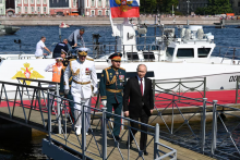 Ruský prezident Vladimir Putin na námorníckej prehliadke v roku 2023. FOTO: REUTERS