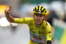 Na snímke slovinský cyklista Tadej Pogačar (SAE Team Emirates-XRG) v žltom drese lídra celkového poradia v závere 21. etapy prestížnych cyklistických pretekov Tour de France v Paríži. FOTO: REUTERS