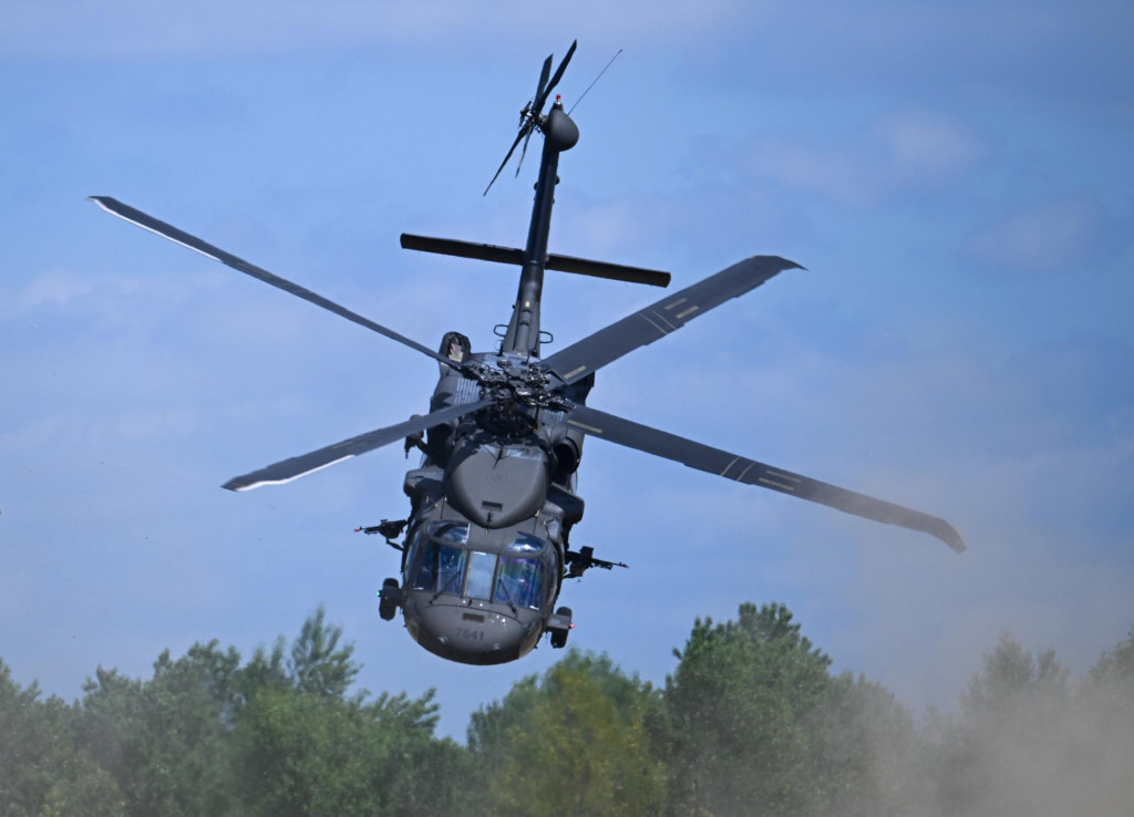 Na snímke vrtuľník Black Hawk UH-60M počas dynamickej ukážky Ozbrojených síl SR. FOTO: TASR/Martin Medňanský