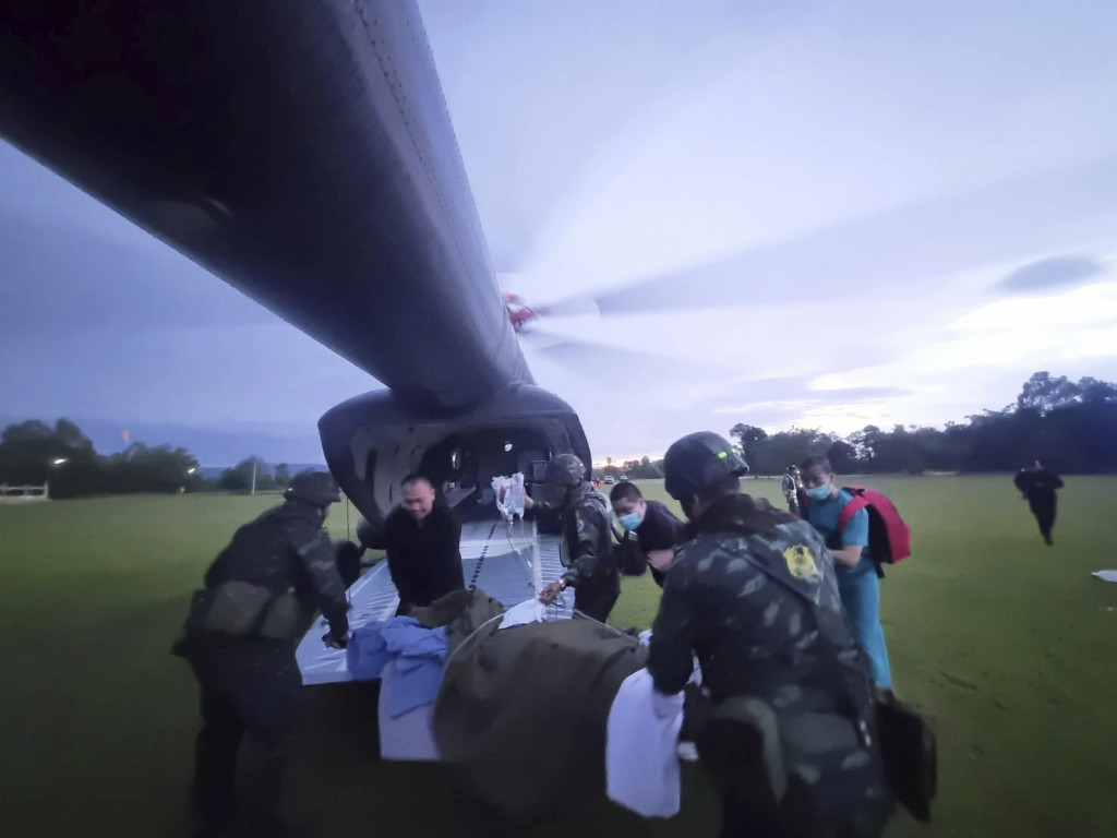 Na snímke zranený thajský vojak, ktorý stúpil na mínu a bol prevezený do nemocnice v thajskej provincii Ubon Ratchathani. FOTO: TASR/AP