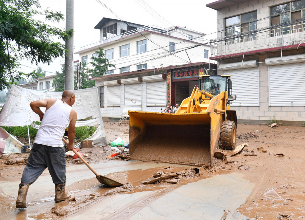 Povodne a zosuvy pôdy postihli mnoho dedín v okrese Mi-jün v správnej oblasti hlavného mesta Peking. FOTO: REUTERS/Stringer