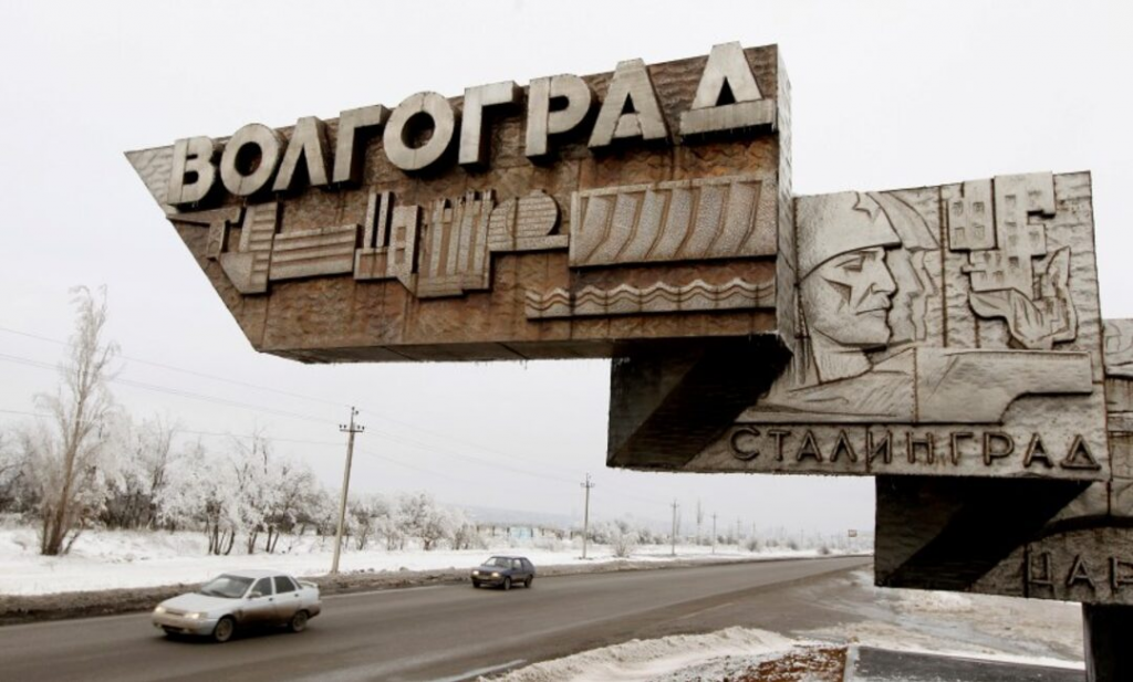 Autá prechádzajú okolo značky s nápisom „Volgograd, Stalingrad“ na okraji Volgogradu v Rusku. FOTO: REUTERS