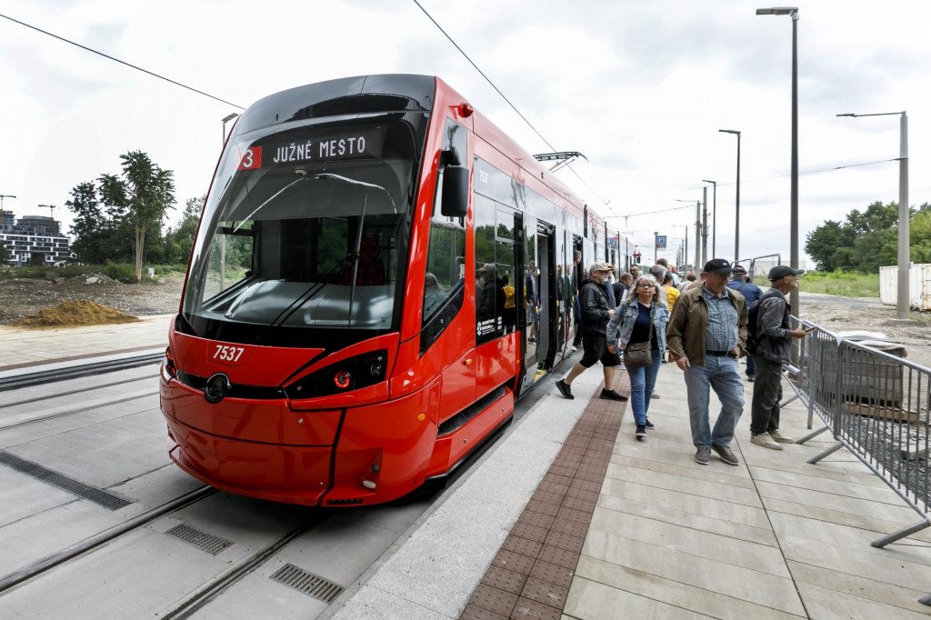 Na snímke električka na konečnej zastávke Južné mesto v bratislavskej mestskej časti Petržalka v nedeľu 27. júla 2025. FOTO: TASR/Dano Veselský