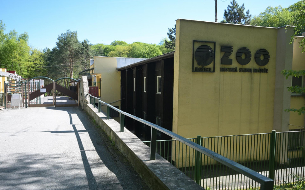 Na snímke vstupná brána do košickej zoo. FOTO: TASR/František Iván