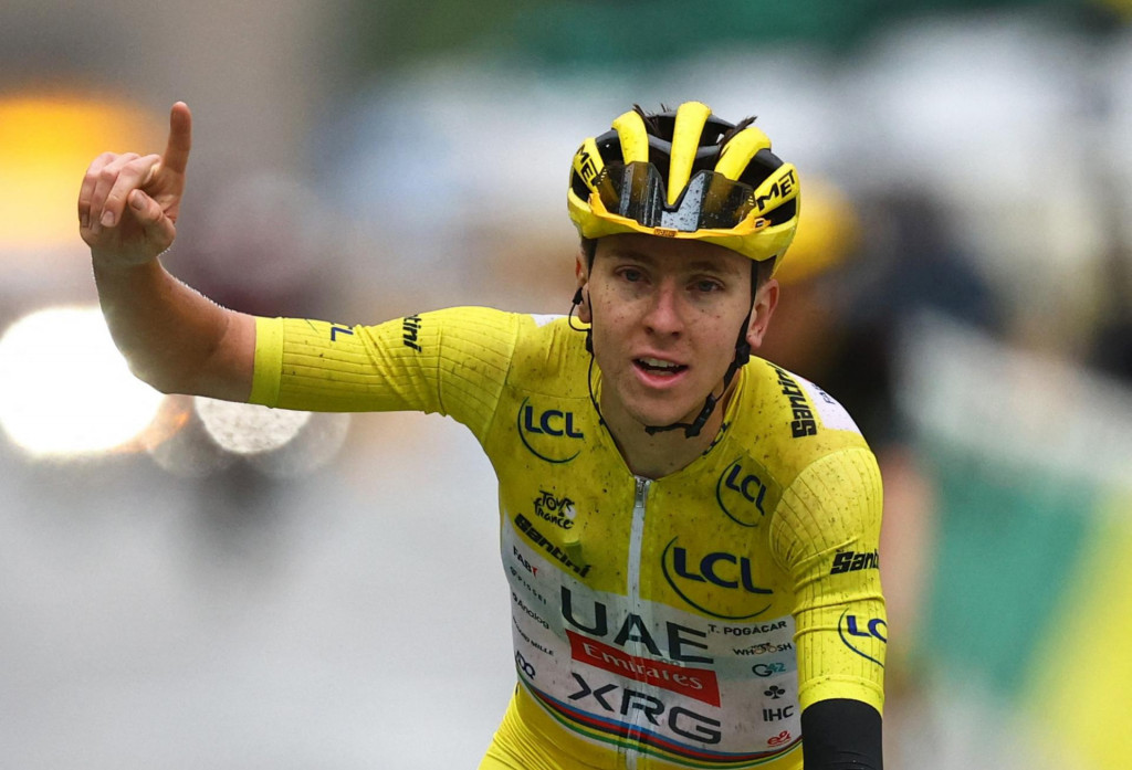 Na snímke slovinský cyklista Tadej Pogačar (SAE Team Emirates-XRG) v žltom drese lídra celkového poradia v závere 21. etapy prestížnych cyklistických pretekov Tour de France v Paríži. FOTO: REUTERS