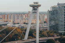 Na snímke v pozadí je Petržalka. Sídlisko sa neustále zväčšuje a podobne tak aj blízke lokality.

FOTO: Unsplash/Petar Avramoski