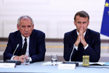 Francúzsky prezident Emmanuel Macron a premiér Francois Bayrou. FOTO: Reuters