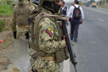 Archívna snímka ekvádorských ozbrojených síl, ktoré strážili prevoz drogového bossa Jose Adolfo Macias Villamara. FOTO: REUTERS