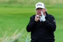Americký prezident Donald Trump si zahral v Škótsku golf. FOTO: Reuters