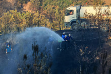 Hasiči zasahujú počas lesného požiaru v tureckej Burse. FOTO: TASR/AP