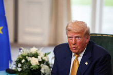 Ursula von der Leyenová a Donald Trump v nedeľu 27. júla večer v škótskom Turnberry uzavreli dohodu o urovnaní obchodného sporu ohľadom zvýšenia ciel. FOTO: Reuters