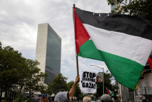 Ľudia sa zhromaždili pred sídlom OSN počas protestu „Zastavte hladovanie v Gaze teraz“ v New Yorku (25. júla 2025). FOTO: Reuters