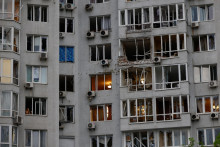 Bytový dom, ktorý bol poškodený počas útoku ruského dronu v Kyjeve. FOTO: Reuters