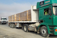 Kamióny s pomocou stoja v rade blízko hraničného priechodu Rafah medzi Egyptom a Pásmom Gazy. FOTO: Reuters