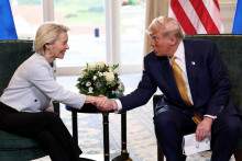 Americký prezident Donald Trump s predsedníčkou Európskej komisie Ursulou von der Leyenovou po oznámení obchodnej dohody.