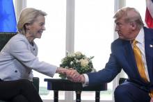 Donald Trump a šéfka Európskej komisie (EK) Ursula von der Leyenová si podávajú ruky počas stretnutia v škótskom Turnberry v nedeľu 27. júla 2025. FOTO: TASR/AP

