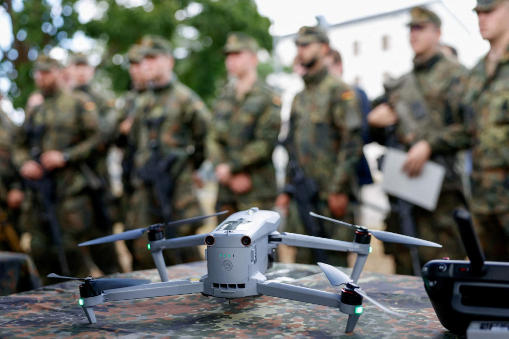 Nemck&iacute; vojaci stoja vedľa dronu Autel Evo Max 4T. FOTO: Reuters