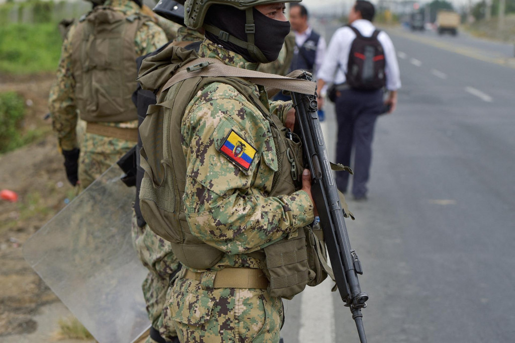 Archívna snímka ekvádorských ozbrojených síl, ktoré strážili prevoz drogového bossa Jose Adolfo Macias Villamara. FOTO: REUTERS