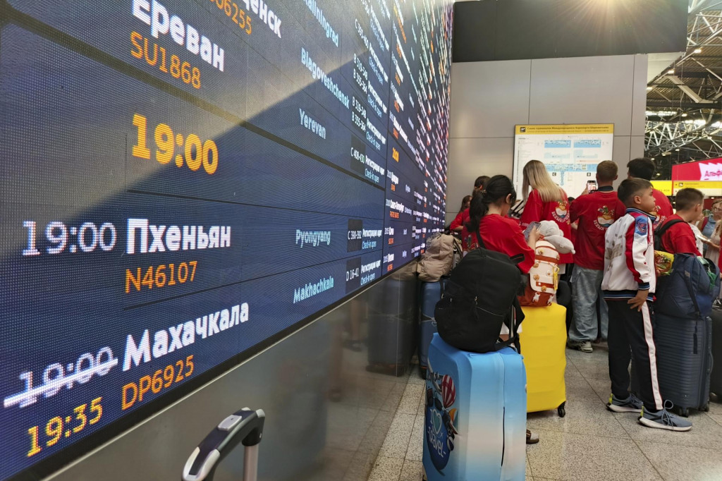 Cestujúci čakajú na bezpečnostnú kontrolu pred prvým priamym komerčným letom z Moskvy do severokórejskej metropoly Pchjongjang. FOTO: TASR/AP